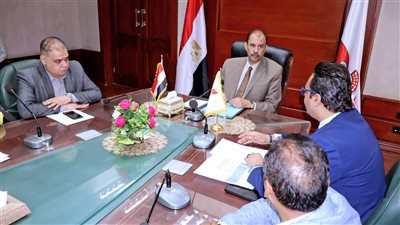 محافظ سوهاج يعقد اجتماعا لبحث عدد من الملفات بقطاع الصحة 