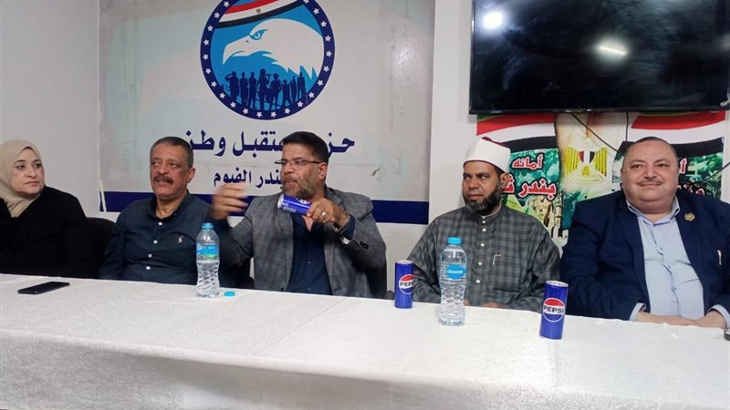 الدكتور على سعد نقيب الاطباء البيطريين بالفيوم اثناء الندوة