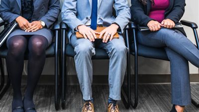 وضعية جلوسك قد تكشف عن حالتك النفسية.. ماذا تقول عنك؟