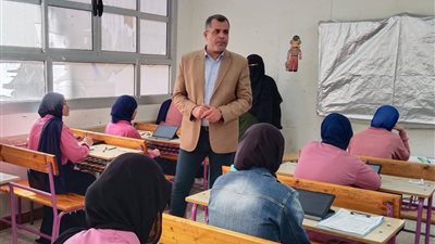 وكيل تعليم دمياط يتفقد لجان الامتحانات.. ويؤكد انتظام الطلاب باليوم الأول