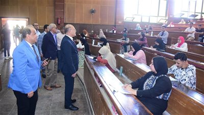 جولات تفقدية لرئيس جامعة سوهاج لمتابعة سير الامتحانات بالكليات