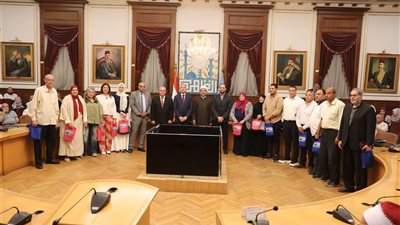 محافظ القاهرة يسلم تأشيرات الحج لأول أفواج حجاج الجمعيات الأهلية بالقاهرة