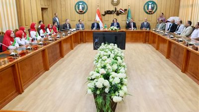 محافظ المنوفية يُكرم  مدرسة جريس الابتدائية لفوزها بالمركز الأول في مسابقة أوائل الطلبة على مستوى الجمهورية