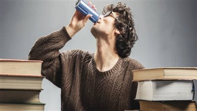 احذر مشروبات الطاقة.. عدو خفي للطلاب في موسم الامتحانات