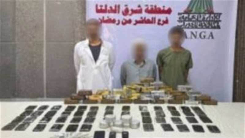 عدد من المتهمين عقب القبض عليهم 