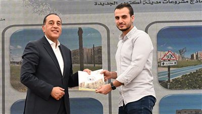 رئيس الوزراء يسلم عقود وحدات 