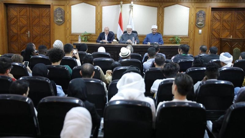 وكيل الأزهر يحاضر وفد «منحة ناصر للقيادة» 