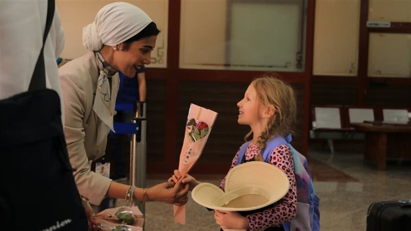 طاقم ضيافة مطار مطروح باستقبال السائحين