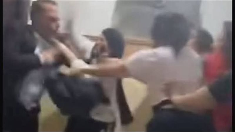 أثناء اعتداء عاملات بيوتى سنتر على محامى المحلة