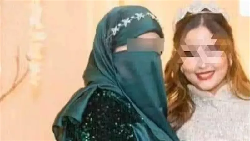 الفتاة وامها