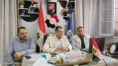 وكيل تعليم دمياط يتابع توزيع أسئلة امتحانات النقل بكفر سعد ويشدد علي انتظام الامتحانات 