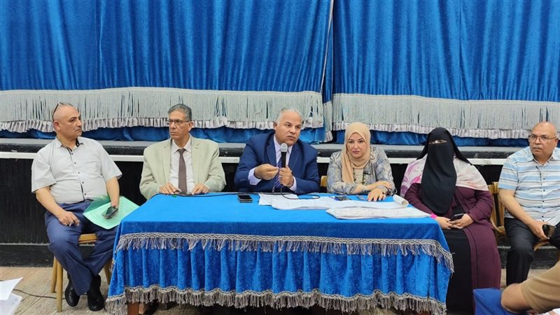 وكيل وزارة تعاليم الفيوم اثناء الاجتماع
