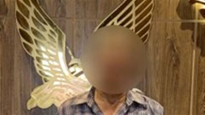 جريمة في قلب النزهة.. رجل يقتل كلبا بعصا والشرطة تضبطه (فيديو)