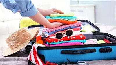 بين الراحة والأناقة.. 10 أشياء لا غنى عنها في شنطة المصيف