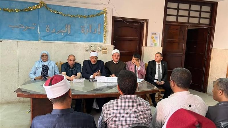 رئيس منطقة الفيوم الازهرية أثناء الاجتماع