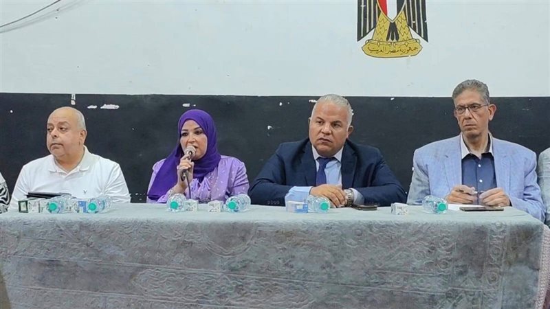 وكيل وزارة التعليم أثناء الاجتماع