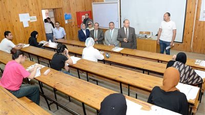رئيس جامعة المنصورة يتفقد سير امتحانات نهاية العام بكلية السياحة والصيدلة