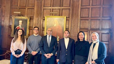 وزير التربية والتعليم يلتقي عددا من الطلاب المصريين بجامعة كامبريدج