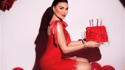 بفستان أحمر ولقطات ساحرة.. سارة نخلة تحتفل بعيد ميلادها الـ35