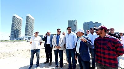 وزير الإسكان يتفقد الممشى السياحي بالعلمين الجديدة