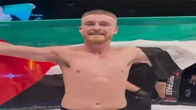 لكمات من أجل فلسطين.. مكوري يُسقط خصمه الإسرائيلي ويحتفل بالعلم الفلسطيني