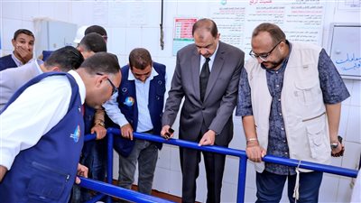 محافظ سوهاج يتفقد محطة مياه 