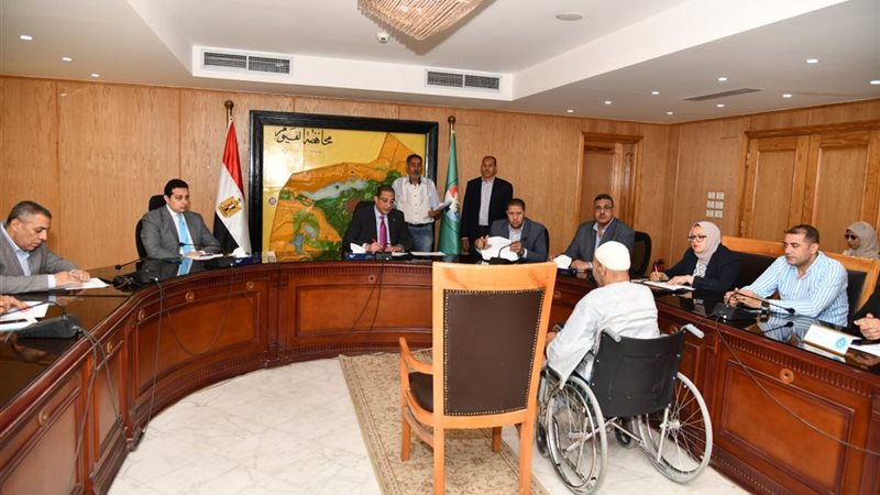 محافظ الفيوم اثناء اللقاء