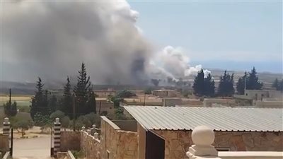 انفجار صواريخ بمستودع ذخيرة في منطقة عسكرية بريف حماة (فيديو)