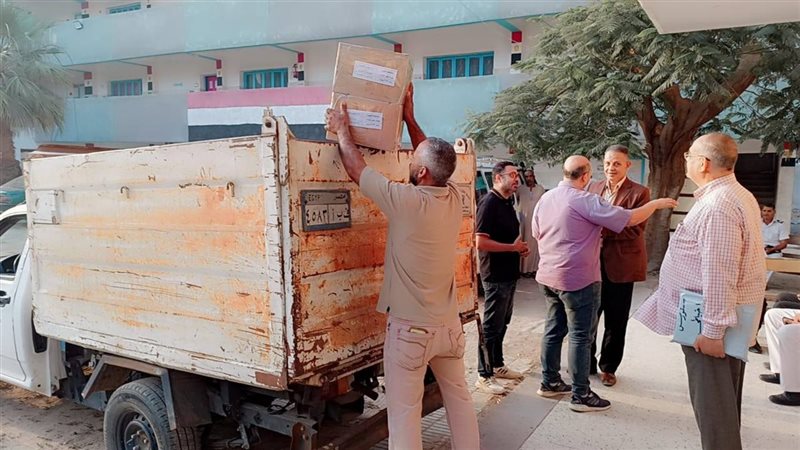 وكيل وزارة التربية أثناء الجولة 