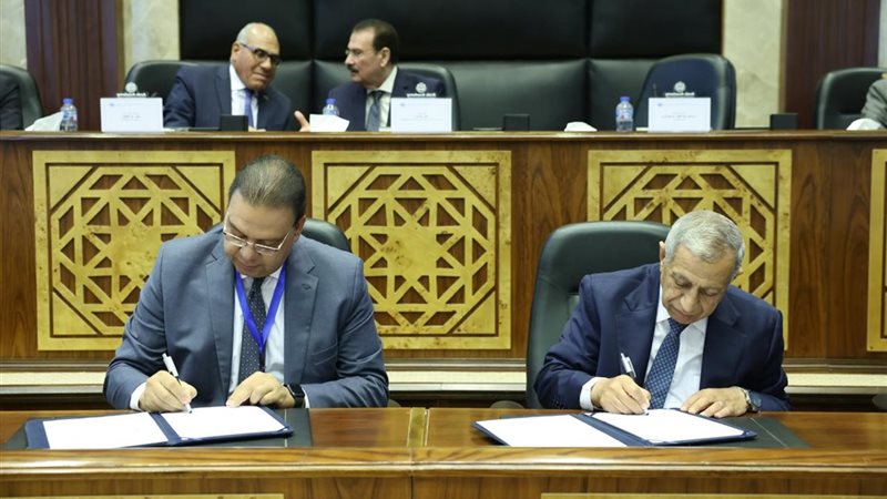 خلال التوقيع
