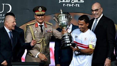 حسام المندوه وهشام نصر يحتفلان بالكأس مع حسين لبيب في منزله (صورة)