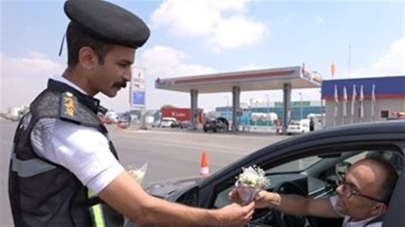 الداخلية توزع الورود على المواطنين خلال الاحتفال بعيد الأضحى