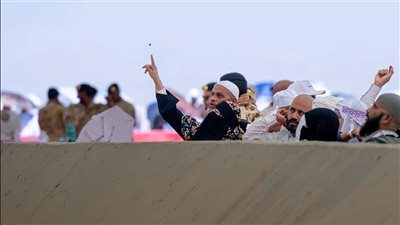 نسي رمي الجمرات لنفسه وزوجته.. ماذا عليه؟.. أمين الفتوى يجيب