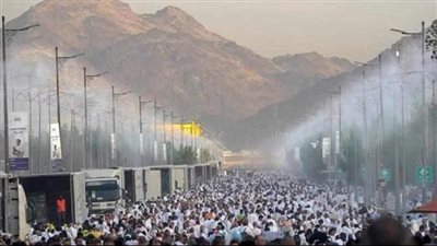 الحجاج غير المتعجلين يكملون رمي الجمرات في ثالث أيام التشريق