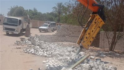 إزالة 5 حالات تعدى بإسنا ورفع 290 طن قمامة في رابع أيام العيد