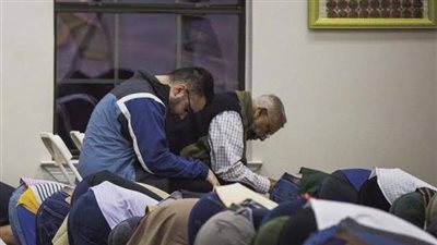 كيفية مساواة الصف بين المصلي القائم والجالس على الكرسي بصلاة الجماعة