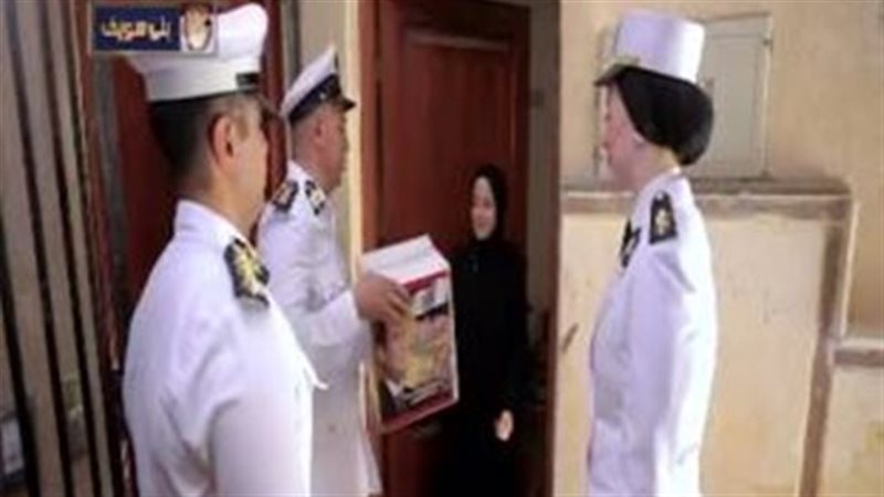 رجال الشرطة خلال توزيع العبوات على المواطنين 