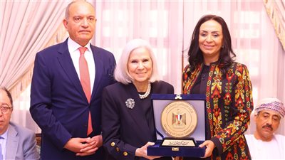 تكريم السفيرة هيفاء أبو غزالة تقديرا لجهودها بجامعة الدول العربية