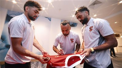 «فيفا» يحصل على توقيعات القمصان من لاعبي الأهلي بكأس العالم للأندية