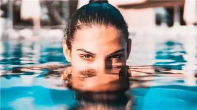 بـ7 طرق فعالة.. كيف تحمي شعرك من كلور حمام السباحة؟