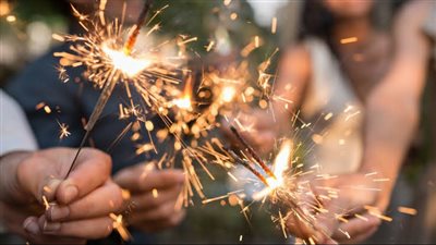 الإفتاء تكشف حكم الاتجار في المفرقعات والألعاب النارية واستعمالها (تفاصيل)