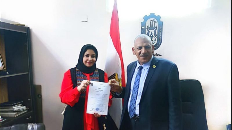 رئيس اتحاد عملال نقابات الفيوم اثناء توقيع العقد