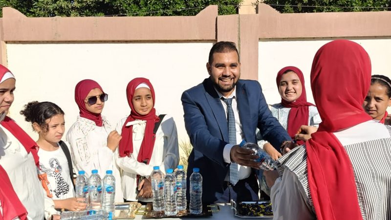أثناء توزيع الشيكولاته والمياه المعدنية على الطلاب