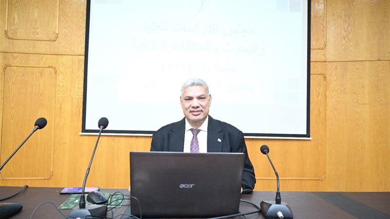 .د عرفه صبري حسن، نائبِ رئيس الجامعة أثناء الاجتماع