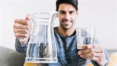 احذروا الإكثار من المياه القلوية تسبب الأورام (فيديو)