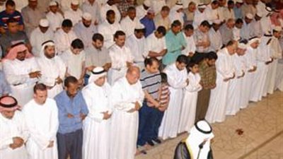 ما حكم صلاة المأموم منفردًا خلف الإمام أو الصف؟ الإفتاء توضح