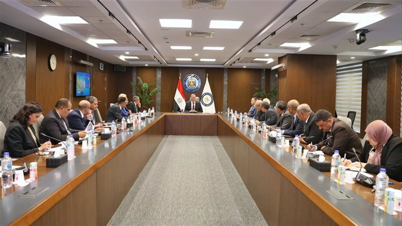 لقاء وزير البترول مع الصحفيين