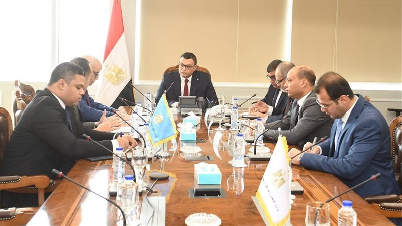 وزير الإسكان وممثل شركة استادات