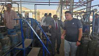 منعا للتلاعب.. وكيل «تموين الأقصر» يفاجئ سيارة محملة بأسطوانات البوتاجاز