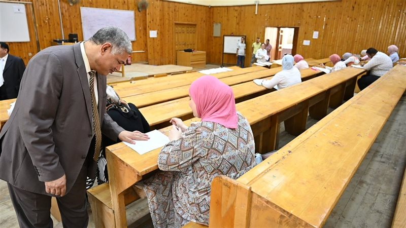 الدكتور عرفة صبرى نائب رئيس جامعة الفيوم يتفقد الامتحانات